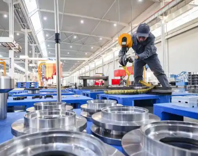 电瓶式工业吸尘器与有线机型能效对比及适用场景分析